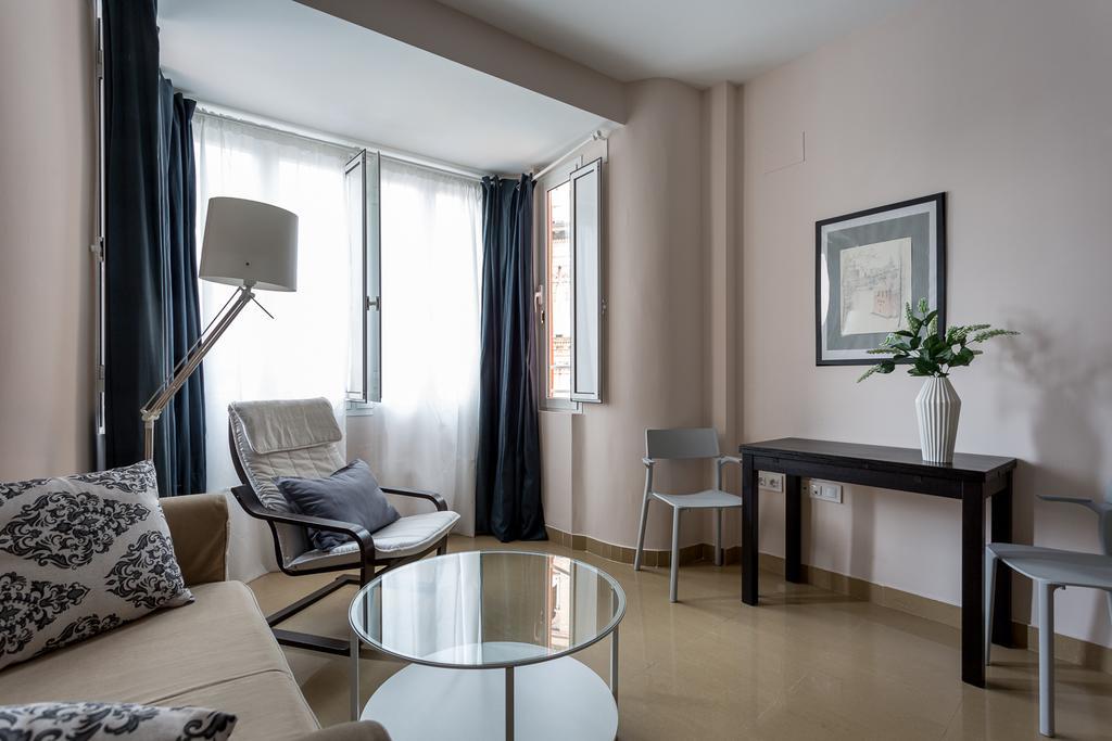 Apartamentos Edificio Constitucion Севиля Екстериор снимка